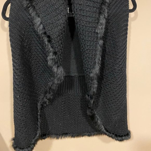 Black fur-trimmed sweater vest for holidays - Picture 3 of 5